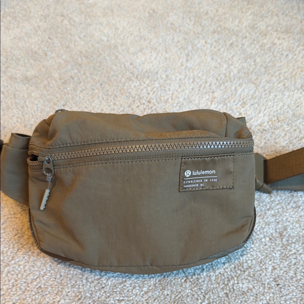 lululemon clean lines belt bag 2L - Artifact